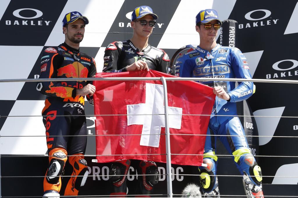 Oliveira, Quartararo y Mir, con la bandera suiza en el podio.