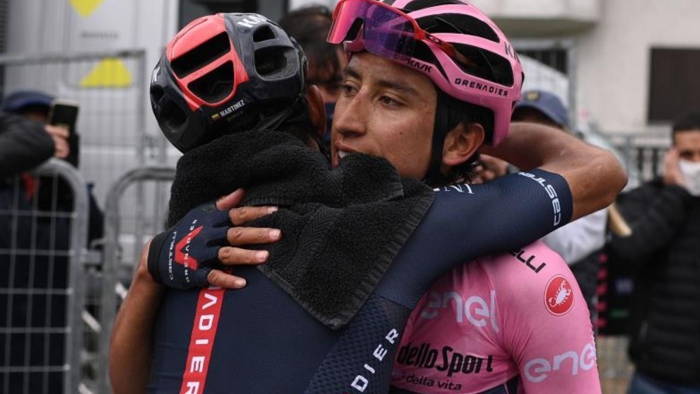 Daniel Felipe Martínez abrazándose a Egan Bernal durante el pasado Giro de Italia