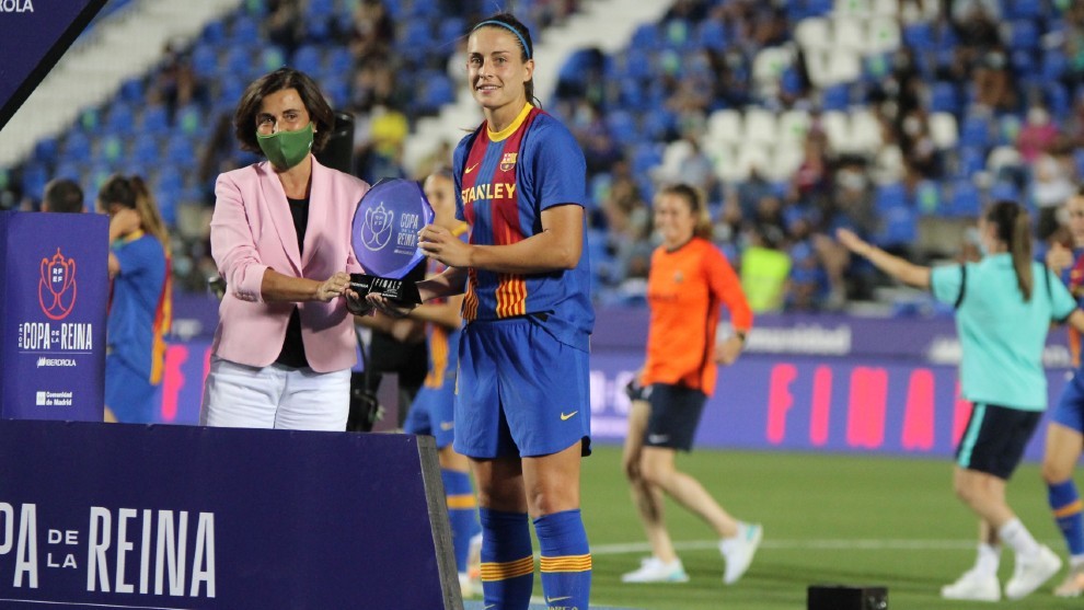Alexia Putellas recibe el trofeo a la MVP de manos de Ángeles Santamaría.