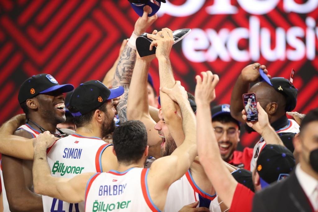 Vasilije MIcic, verdugo del Barcelona, celebra con sus compañeros del Anadolu Efes el triunfo en la Final Four de 2021