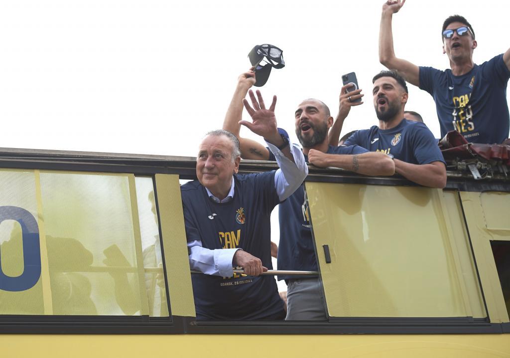 Fernando Roig (73) celebrando el ttulo con los jugadores en Vila-real.