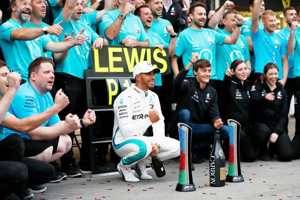 Russell celebrando con Lewis Hamilton y Mercedes