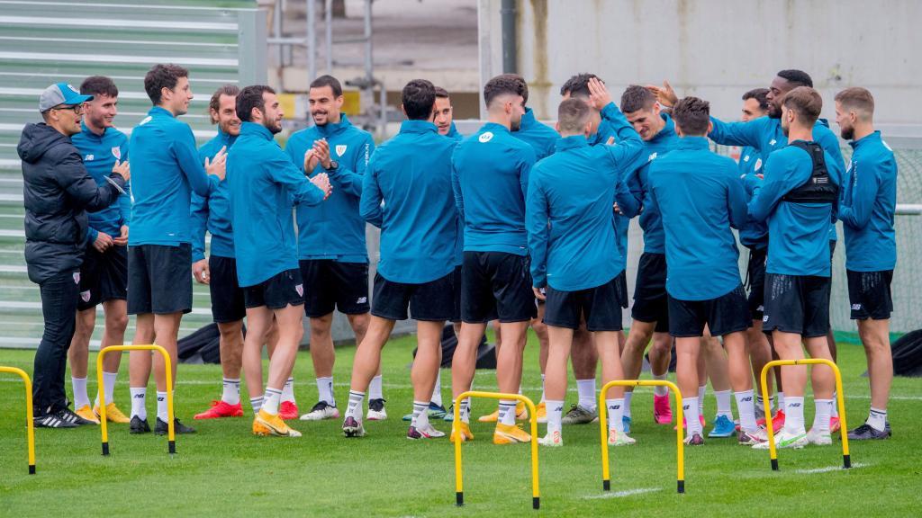 Athletic players in a training session in Lezama.