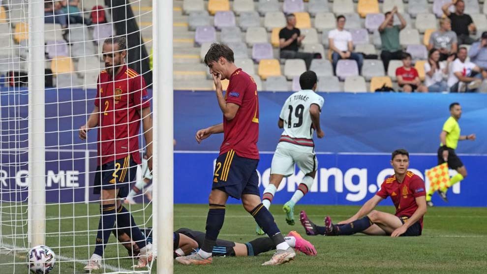 Mingueza, Miranda, Álvaro y Cuenca lamentan el gol encajado ante Portugal.