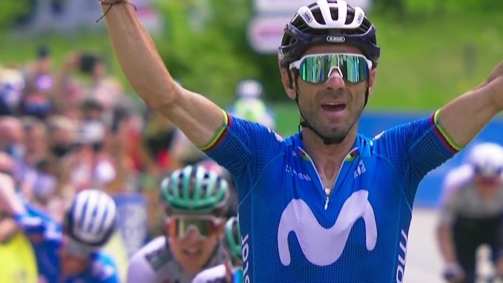 Alejandro Valverde celebra su triunfo con un compañero alzando el brazo por detrás.