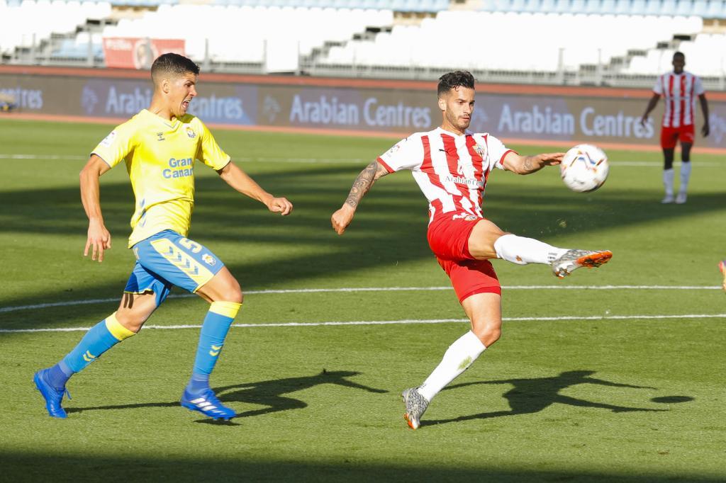 Cardona, ante Lazo, en el partido que la UD jugó en Almería