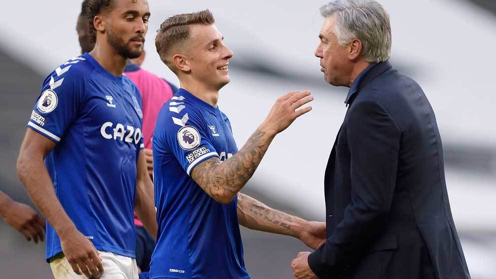Lucas Digne saluda a Carlo Ancelotti en un partido del Everton
