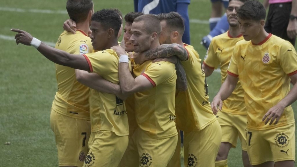 Yoel Brcenas es abrazado por sus compaeros tras marcar el gol a su ex, el Oviedo.