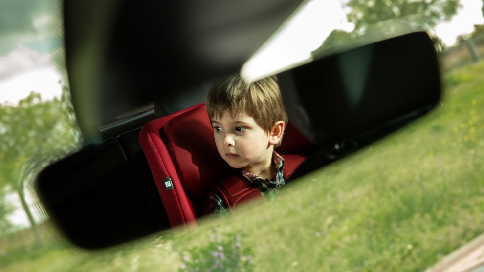 La OCU alerta del peligro de usar alzadores para llevar a los niños en el  coche