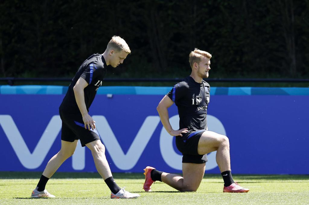 Van de Beek (24) y De Ligt (21) ejercitndose en un entrenamiento de Pases Bajos.