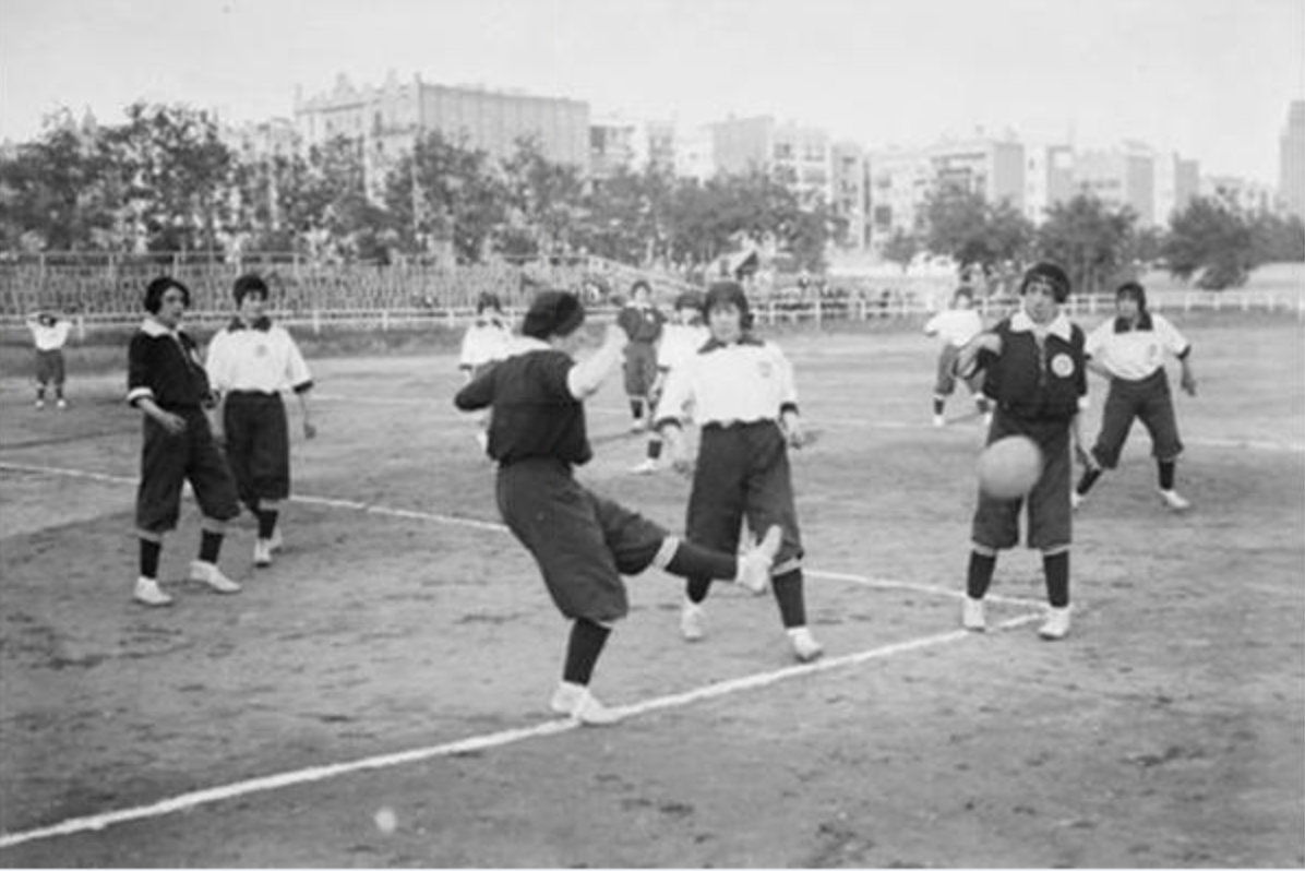 Lance del juego en el primer partido de ftbol femenino en Espaa.