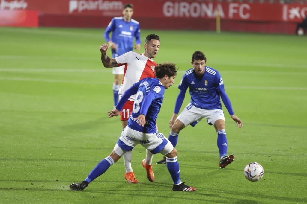 Aday Bentez, entre Sangalli y Borja Snchez en el partido ante el Oviedo