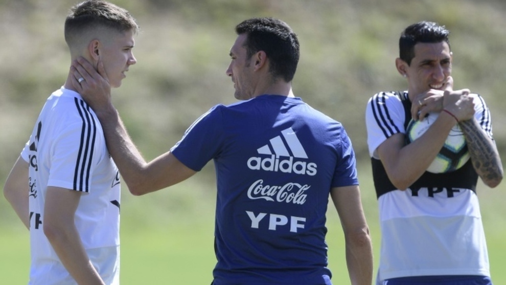 Juan Foyth (23) junto a Scaloni (43) en un entrenamiento con Argentina.