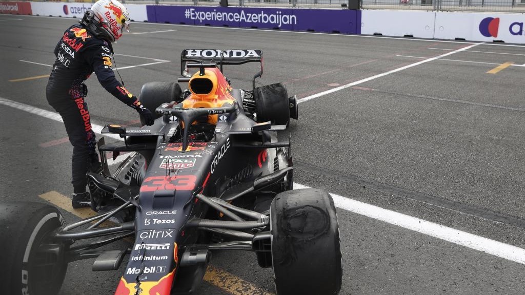 Verstappen, se baja del coche, después del accidente por pinchazo en Bakú.
