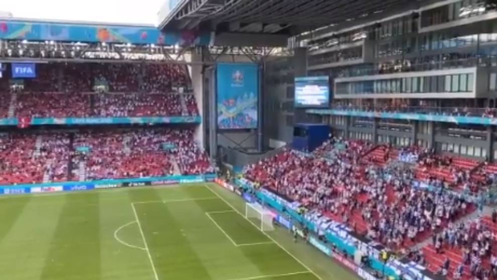 Esto es fútbol: el cántico unido de los hinchas de Dinamarca y Finlandia que te conmoverá
