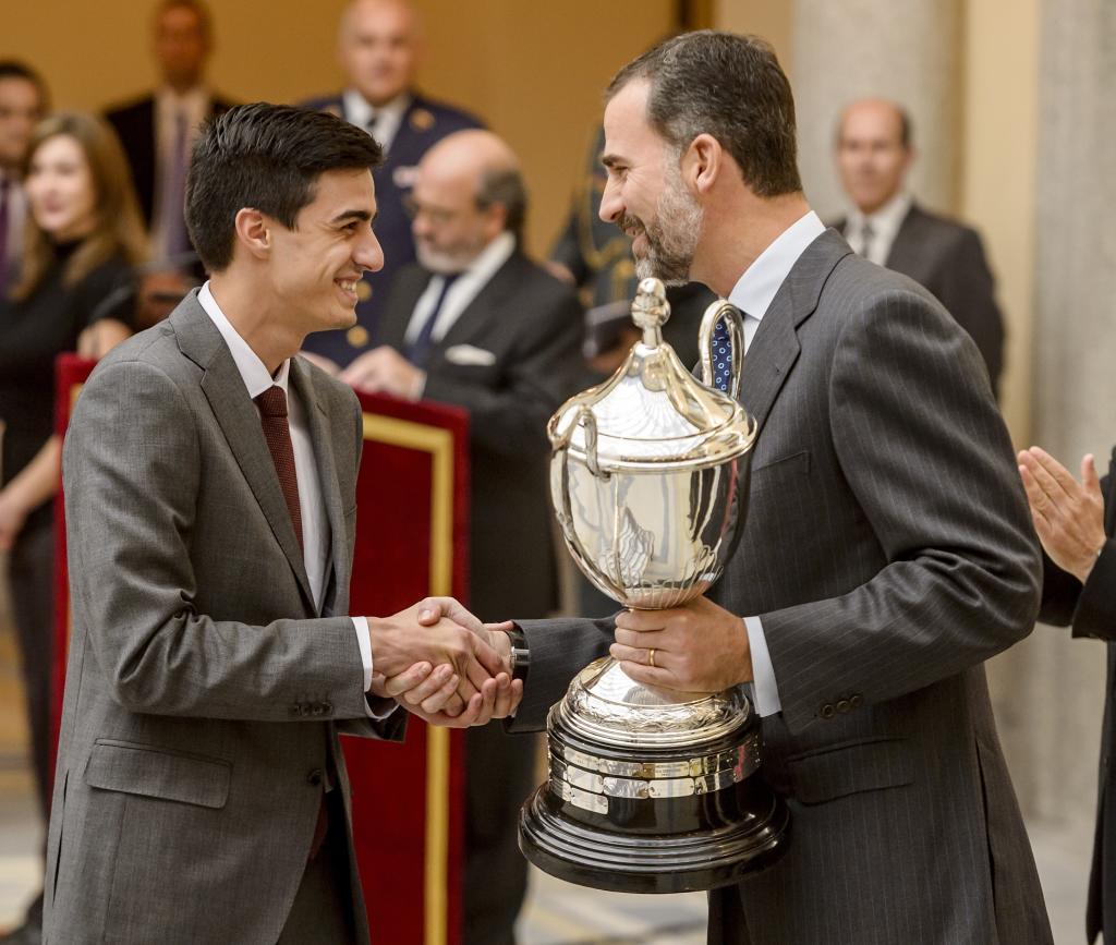 Joel González recibe el Premio al mejor deportistas de manos de Felipe VI.