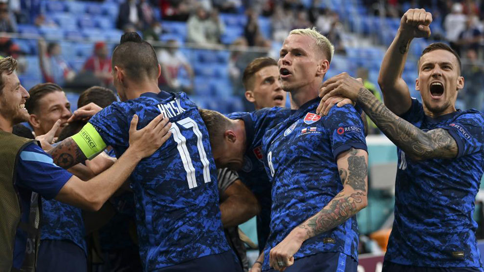 Los jugadores de Eslovaquia celebran el gol de Skriniar.