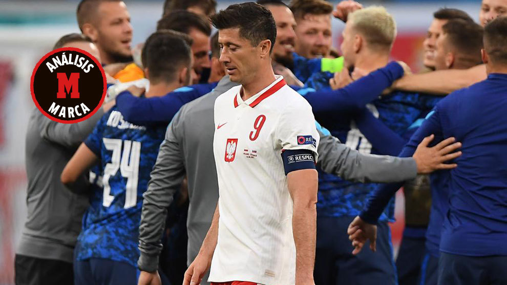 Lewandowski se lamenta tras la derrota ante Eslovaquia.
