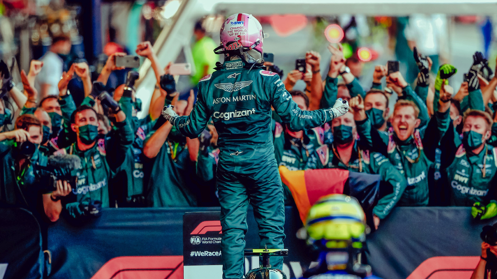 Vettel celebra con su equipo su segundo puesto en el GP de Azerbaiyán.