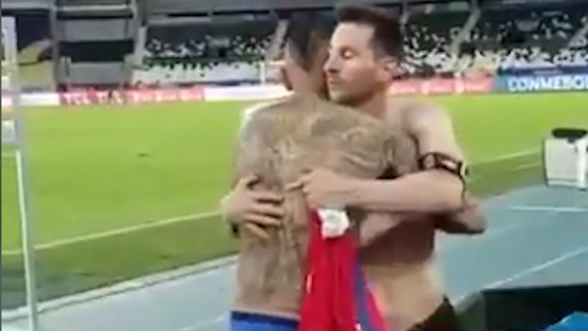 El emotivo intercambio de camisetas de Vidal con el extraterrestre Messi
