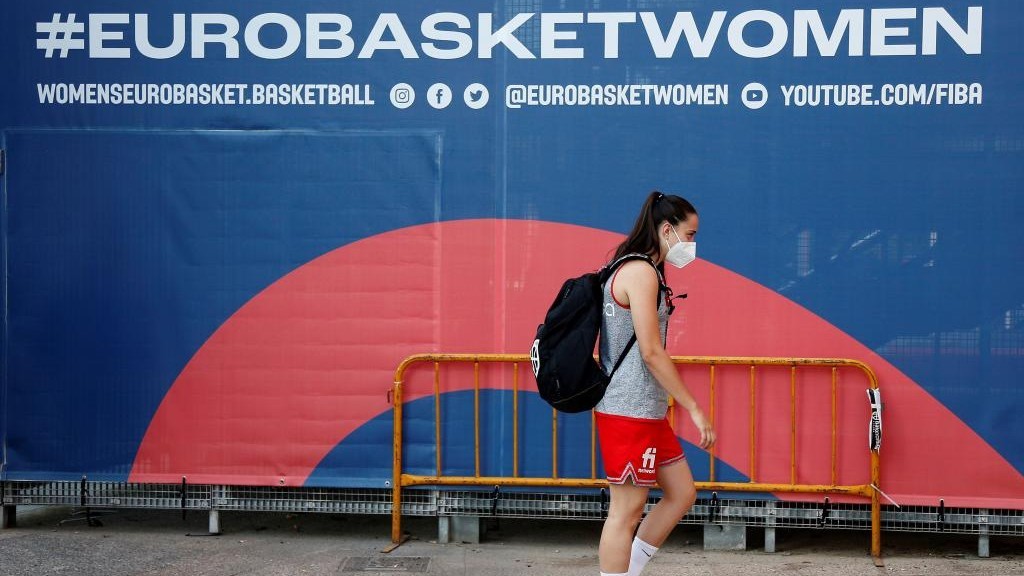Maite Cazorla pasa por delante de un cartel del Eurobasket.