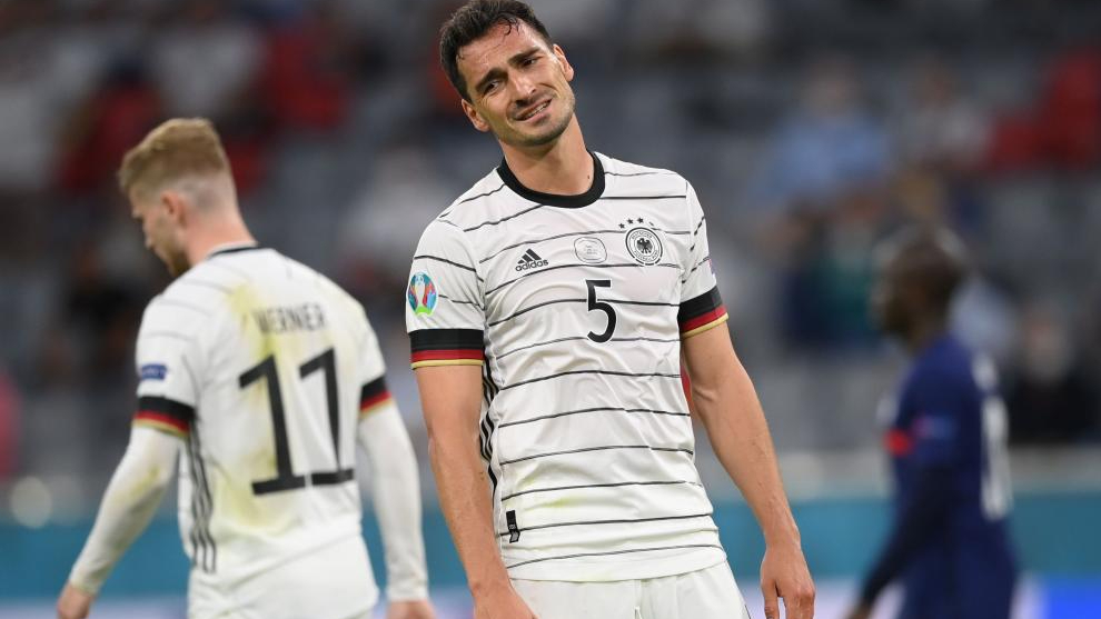 Hummels se lamenta del gol en propia puerta que decidió a la postre el duelo entre Francia y Alemania.