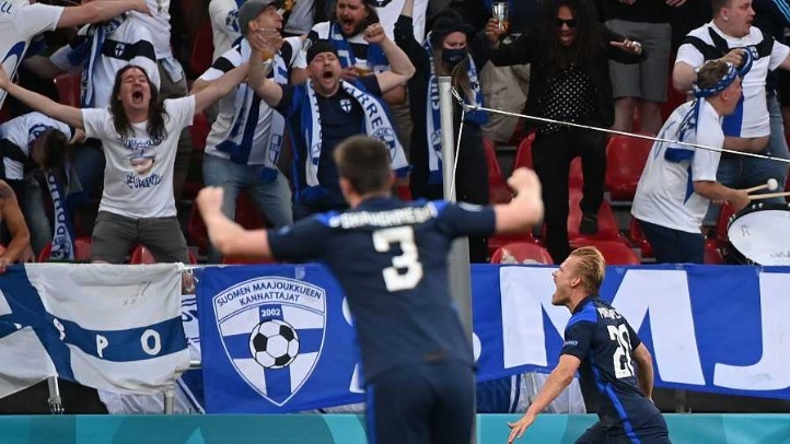 Jugadores finlandeses celebrando un gol