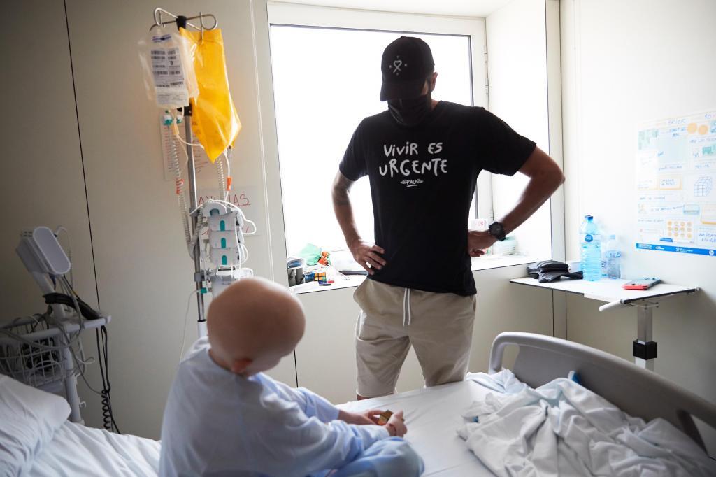 Ricky Rubio habla con un paciente oncológico en el Hospital Vall d'Hebron de Barcelona donde tiene varios proyectos de su Fundación