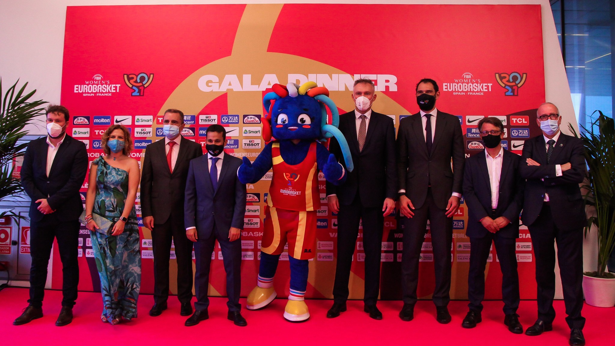 Foto de familia de la cena de gala del Eurobasket Femenino 2021.