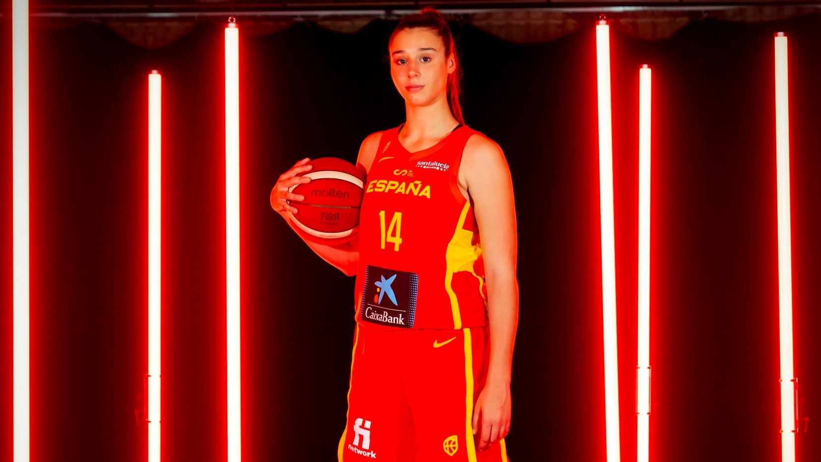 Raquel Carrera posa en la sesión oficial de fotos del Eurobasket Femenino.