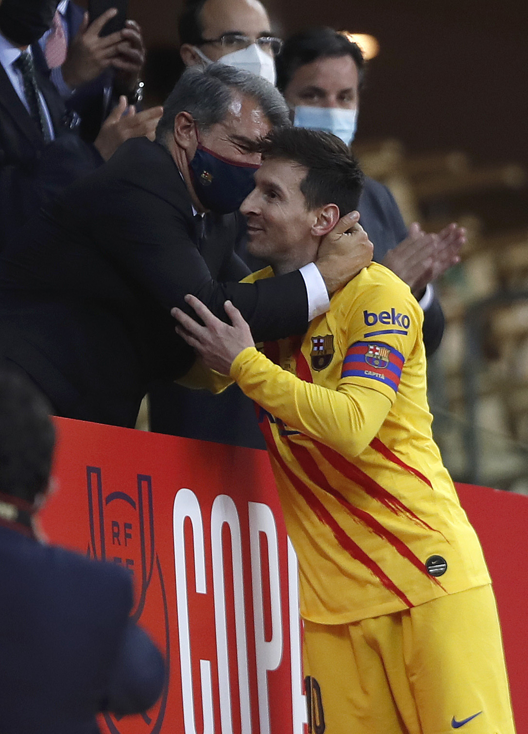 Joan Laporta y Leo Messi, eran otros tiempos. / AP