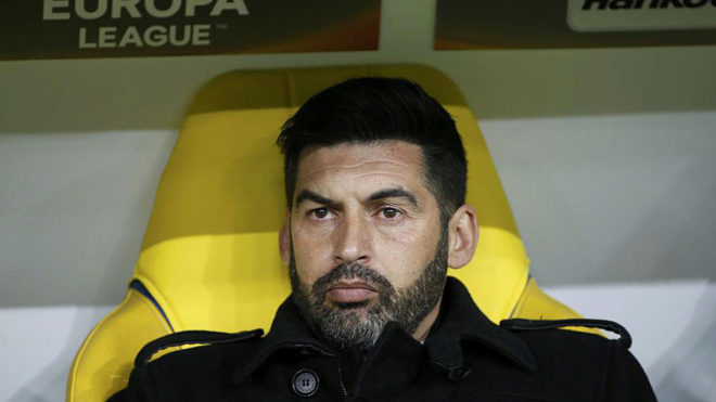 Paulo Fonseca in the dugout during a Roma match.
