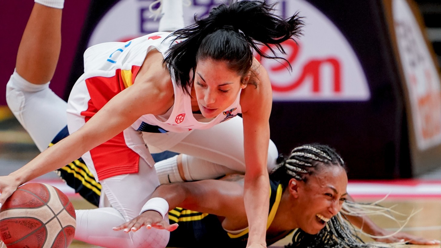 Cristina Ouviña pelea por un balón con Kalis Loyd.