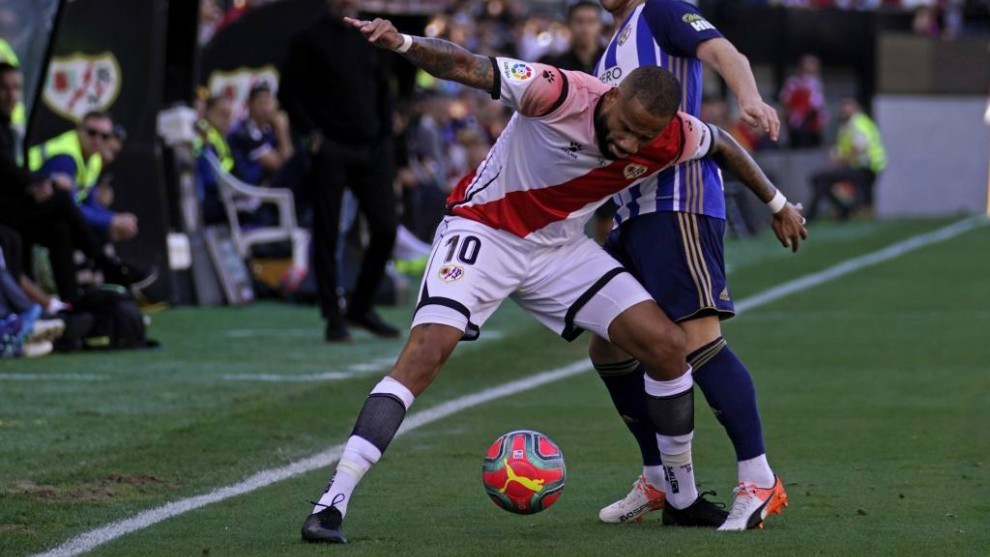 Baby, with the ball, against Ponferradina
