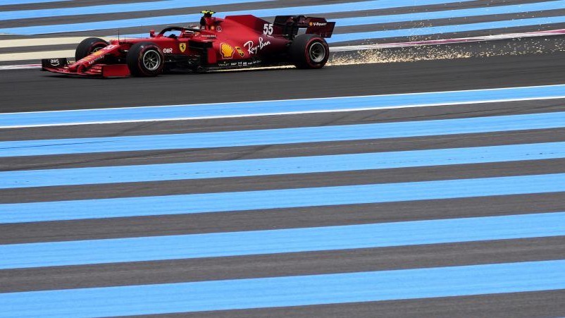 Carlos Sainz, con el Ferrari SF21, durante los Libres 3 del GP de Francia 2021.