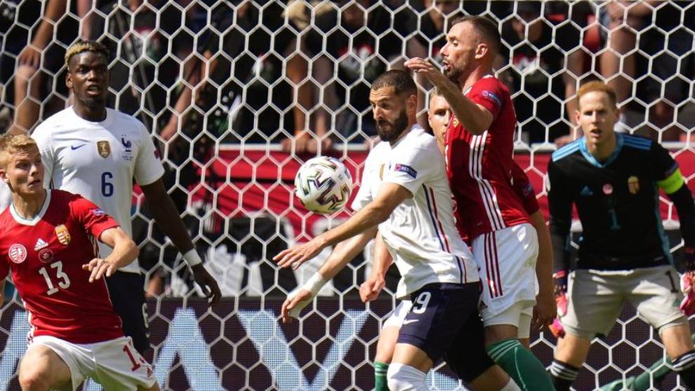 Benzema trata de controlar un balón con el pecho ante Hungría.