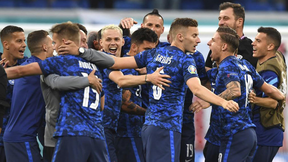 Los jugadores de Eslovaquia, celebrando el triunfo en el primer partido ante Polonia