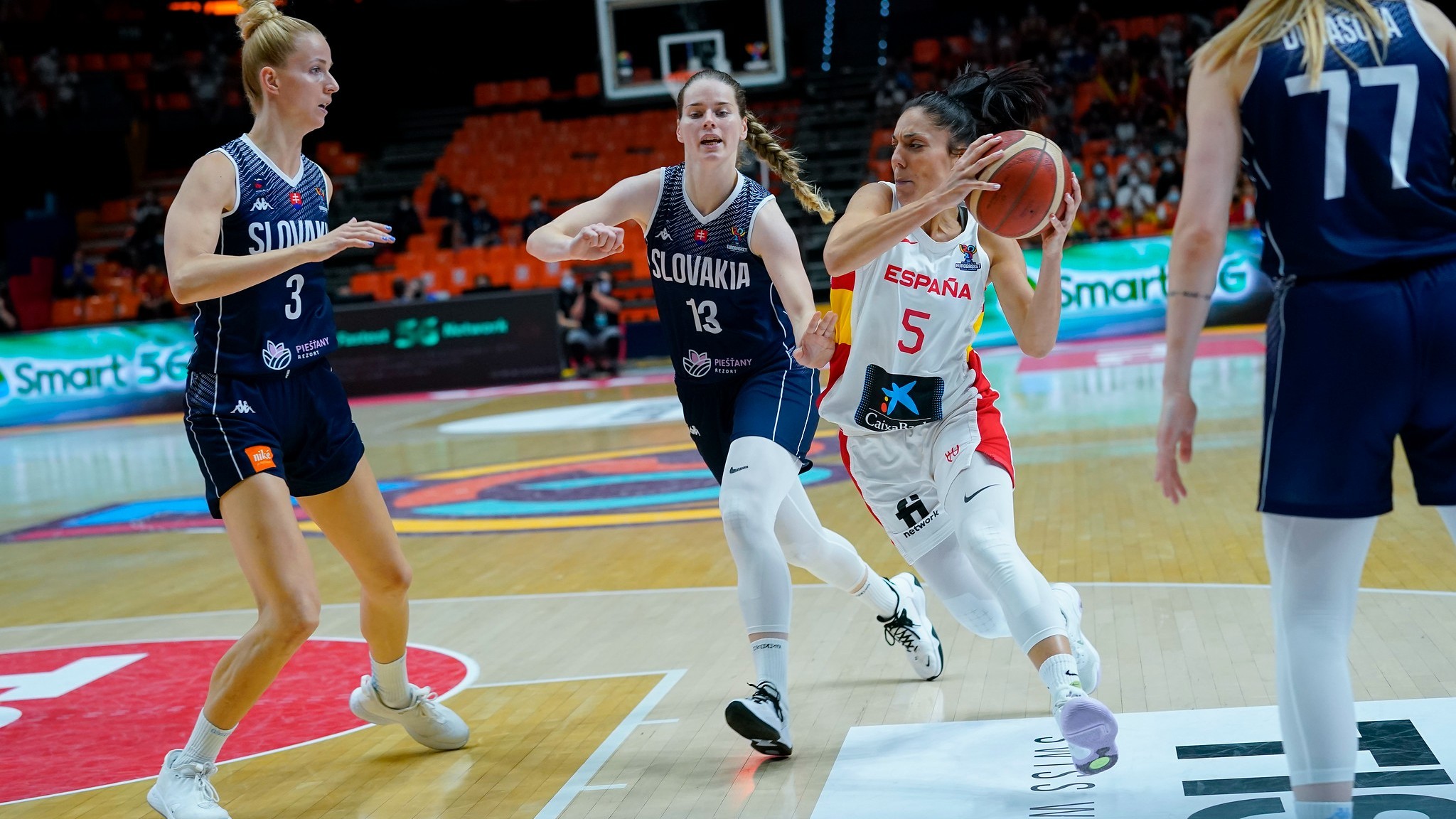 Cristina Ouviña penetra a canasta entre tres jugadoras de Eslovaquia.