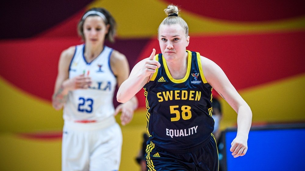 Alice Nystrom celebra una canasta de la selección sueca.