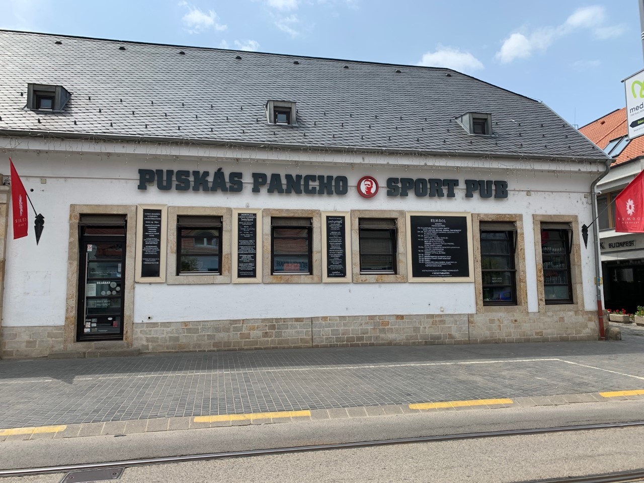El bar que rinde homenaje a Puskas, en la calle Bcsi, en Buda.