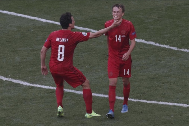 Damsgaard celebra un gol con Dinamarca.
