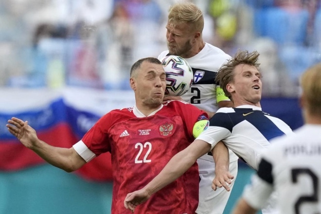Artem Dzyuba durante un partido entre Rusia y Finlandia.