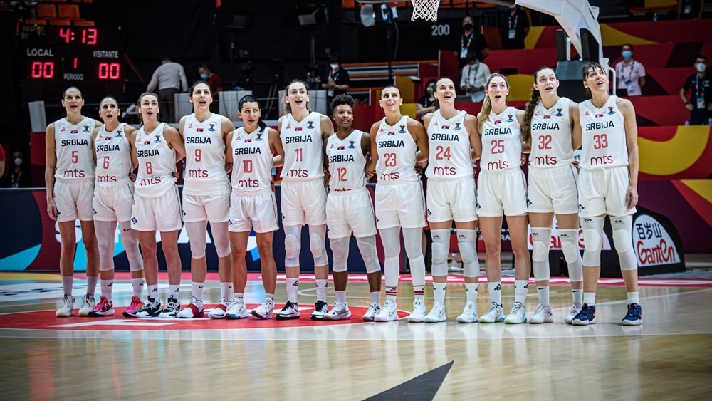 Las jugadoras de Serbia escuchan su himno nacional antes de un encuentro.