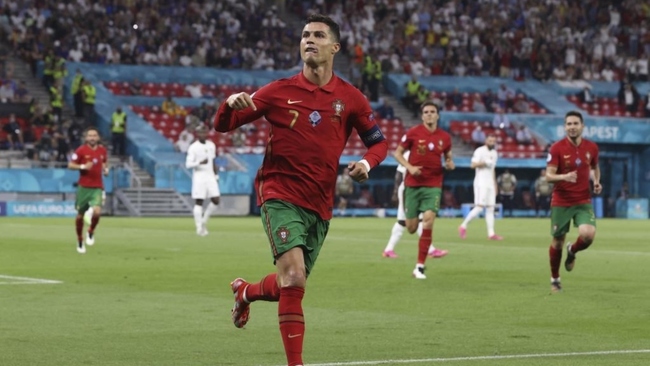 Cristiano Ronaldo (36) celebrando uno de sus goles ayer frente a...