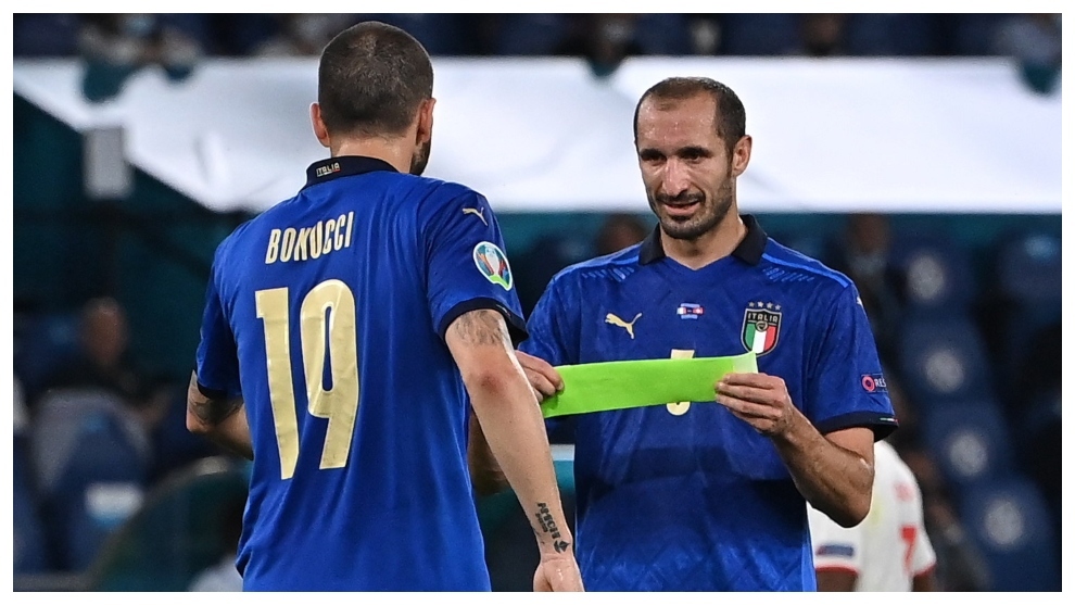 Giorgio Chiellini pone el brazalete de capitán a Leonardo Bonucci.