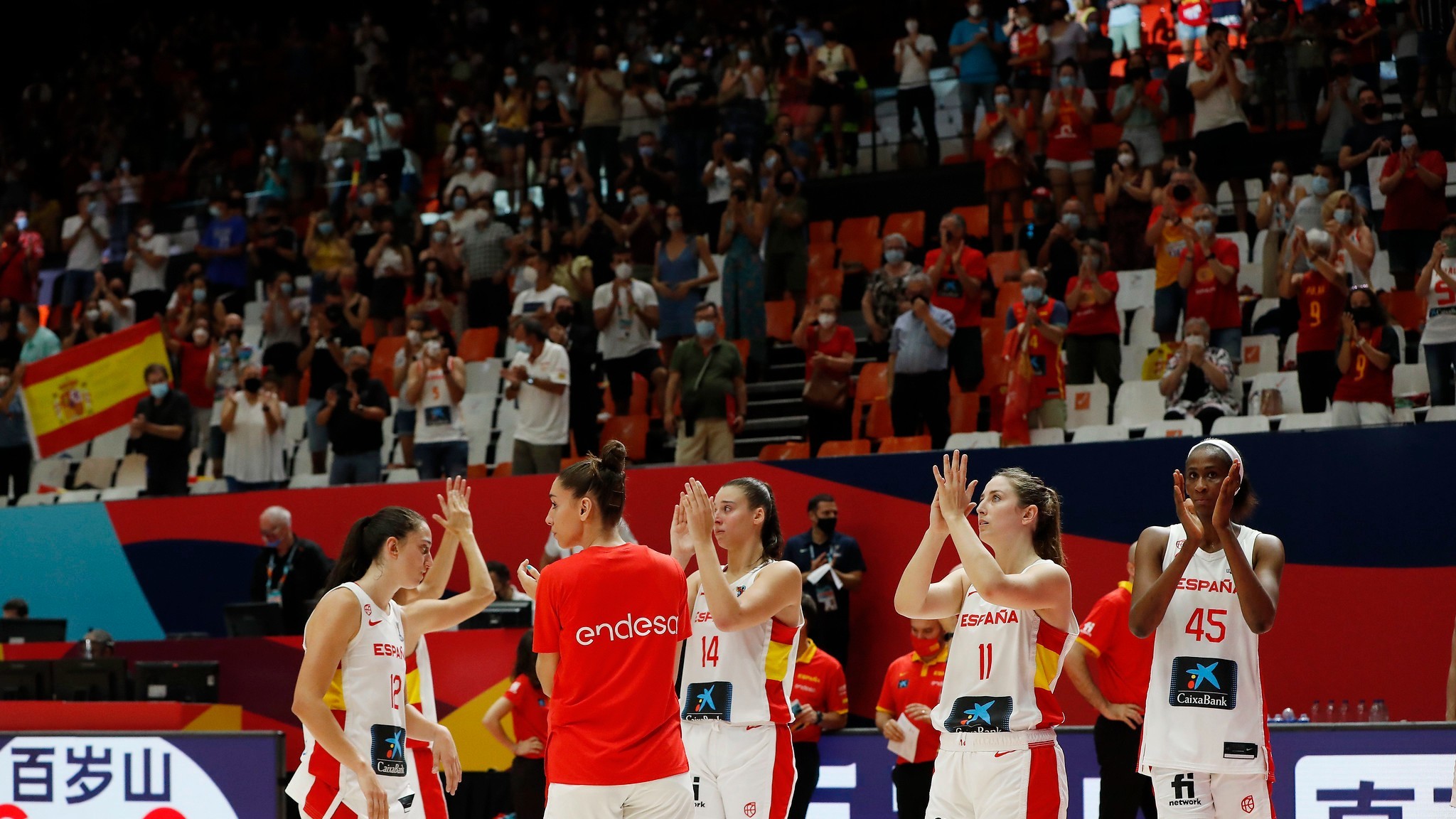 Las jugadoras de la selección femenina reciben la ovación de la Fonteta tras la derrota ante Rusia.