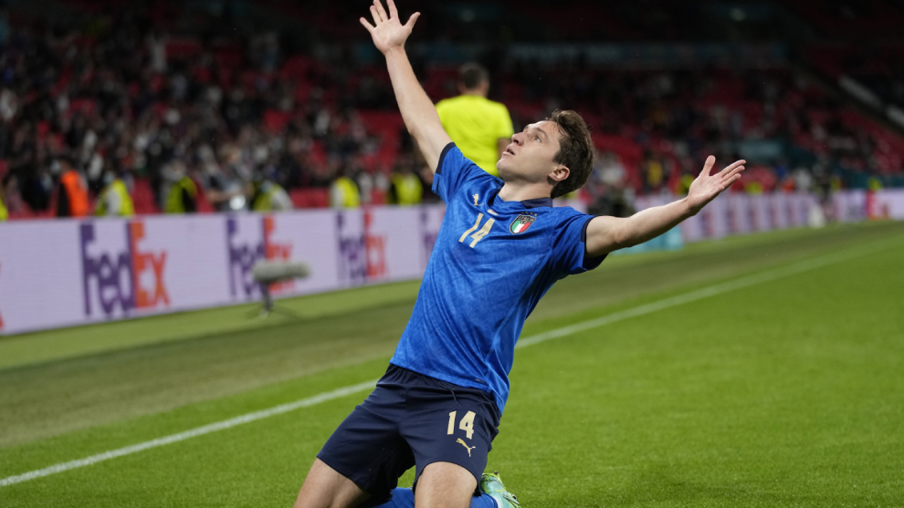 Chiesa celebra el primer gol de Italia