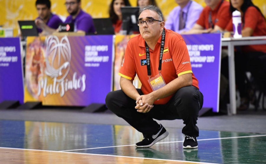 Jose Ignacio Hernndez en su etapa como entrenador de la Seleccin de Baloncesto Femenino