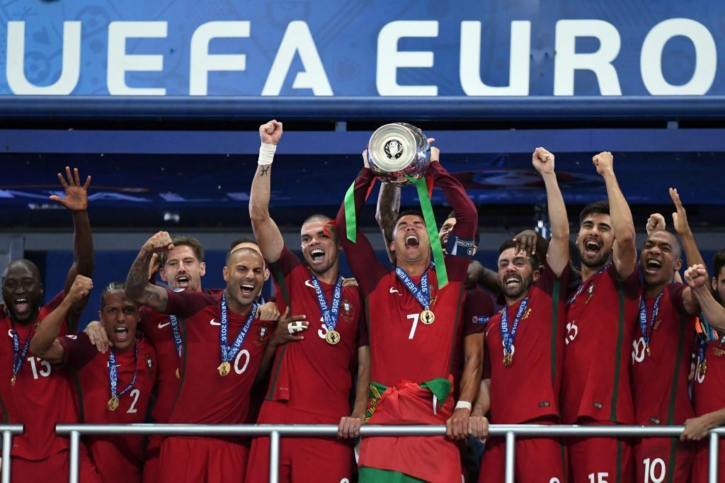 Portugal levantando el trofeo de la Eurocopa 2016.