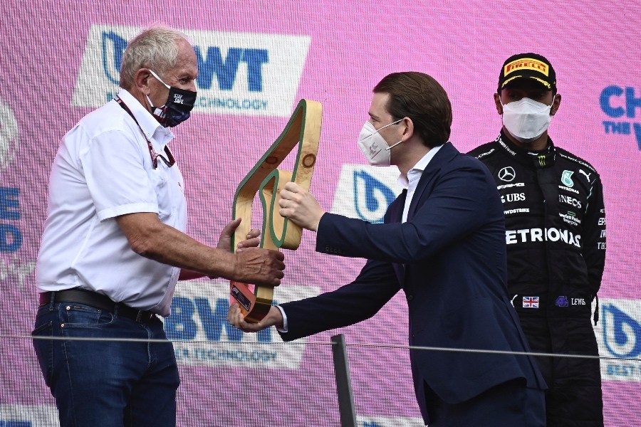 Helmut Marko recibiendo el trofeo del constructor en el GP de Estiria